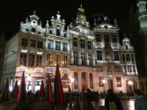 image Grand place de noche
