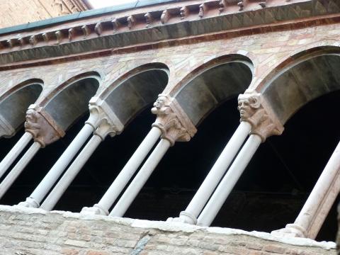 image Basílica de Santo Stefano