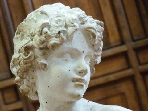 image Escultura busto de un niño