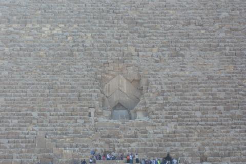 Entrada de la pirámide Keops