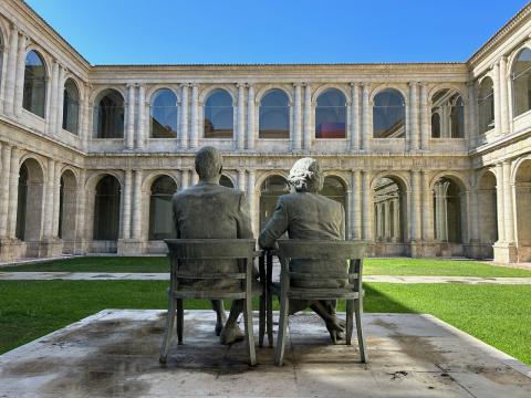 image Escultura de los Reyes de España Juan Carlos I y Sofía en el Museo Patio Herreriano (Valladolid)