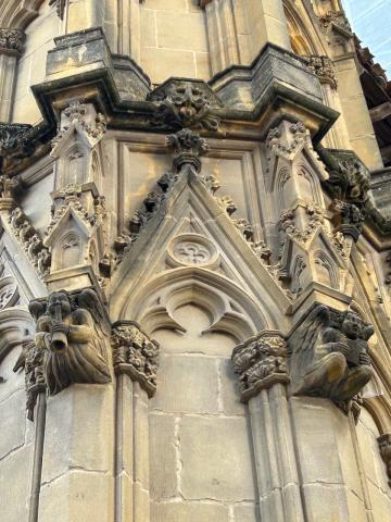 image Ornamento de la fachada de la Catedral de Bayona