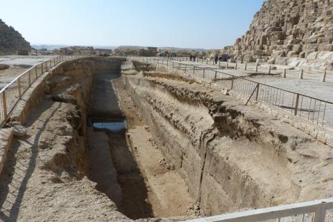 Fosa para la barca sagrada