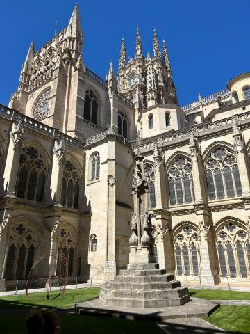 image Patio del claustro de la Catedral de Burgos