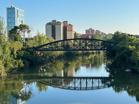 image Puente colgante de Valladolid y el río Pisuerga (Valladolid)