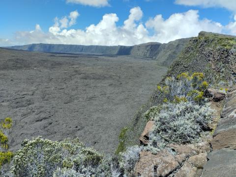 image Cráter de un volcán en Reunión (Francia)