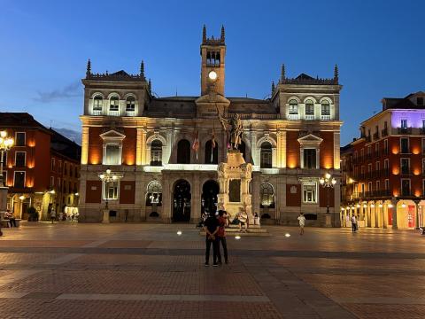image Vista nocturna del monumento al conde Pedro Ansúrez y Plaza Mayor de Valladolid