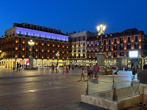 image Vista nocturna de la Plaza Mayor de Valladolid
