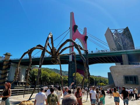 image Escultura de araña Mama de Louise Bourgeois y puente la Salve Bilbao (Vizcaya)