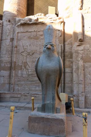 image Escultura de un halcón coronado