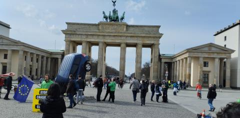 image Puerta de Brandenburgo y manifestación ecosocial