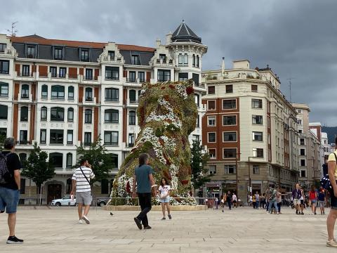 image Escultura floral en Bilbao