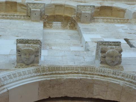 image Puerta Dorada (Palacio de Diocleciano)