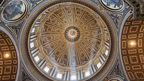 image Cúpula en el interior de la Basílica de San Pedro