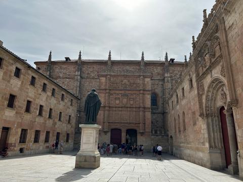 image Plaza de la Universidad de Salamanca y estatua de Fray Luis de León (Salamanca)