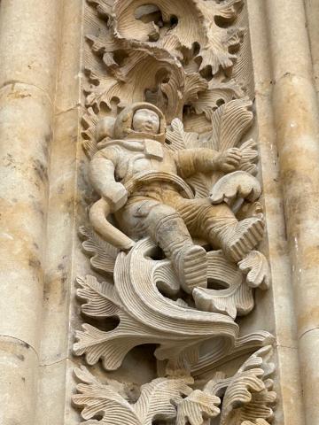 image Figura astronauta en la fachada Catedral Nueva (Salamanca)