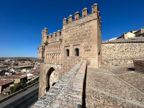 image La Puerta del sol de Toledo desde las murallas