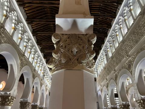 image Nave principal y capitel historiado de Santa Maria la Blanca, Toledo