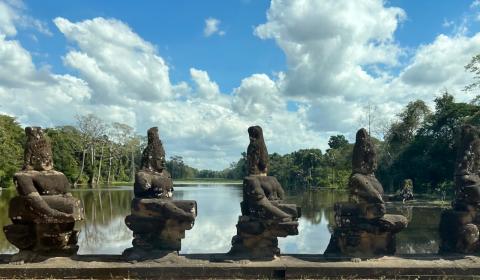 image Foso de Angkor Thom y esculturas de la puerta sur