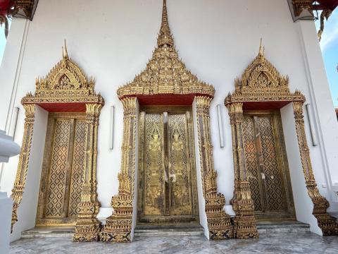 image Puertas engalanadas del Templo Wat Pho de Bangkok