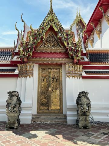 image Puerta ornamental del templo Wat Pho de Bangkok