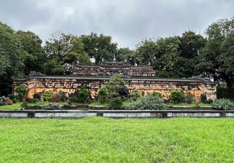 image Parte posterior del templo Phung Tien de la ciudadela imperial de Hué