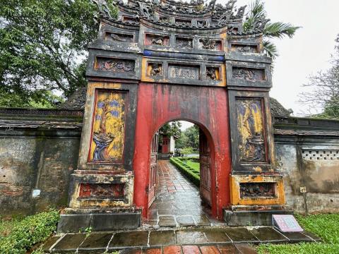 image Puerta de acceso al templo de Hung to Mieu de la ciudadela imperial de Hué