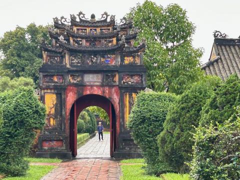 image Puerta de acceso al templo Hung To Mieu de la ciudadela imperial de Hué
