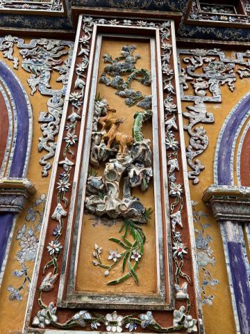 image Detalle decorativo de la puerta Chuong Duc de la ciudadela imperial de Hué