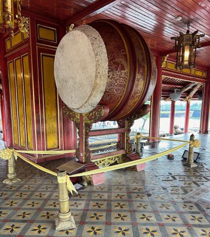 image Gran gong o tambor de la puerta Ngo Mon de la ciudadela imperial de Hué