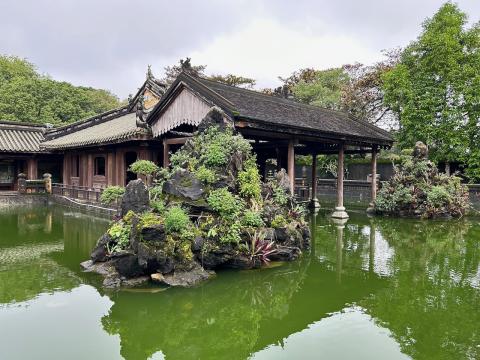 image Pabellón sobre estanque de nenúfares de la ciudad imperial de Hué