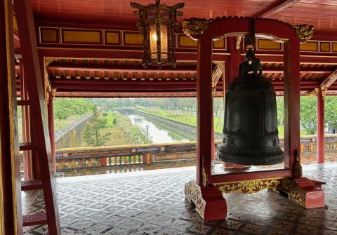 image Gran campana de la puerta Ngo Mon de la ciudadela imperial de Hue