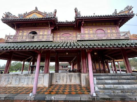 image Vista lateral de la puerta Ngo Mon de la ciudadela imperial de Hué