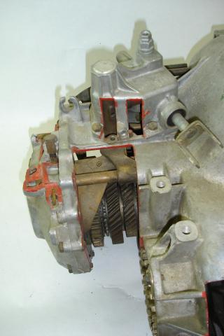 image Caja de cambios transversal. Detalle y sección de barra selectora y piñones