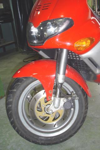 image Ciclomotor. Suspensión delantera de horquilla invertida