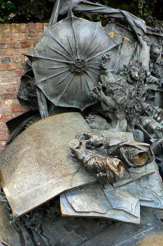 image Escultura de calle con textos antiguos en metal. Dusselforf, Alemania