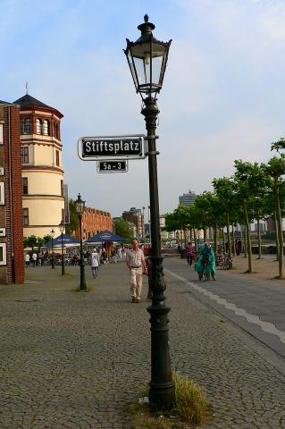 image Farola con señalización de calle en Dusseldorf, Alemania