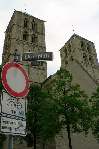 image Domplatz en Muenster, con señales alemanas.