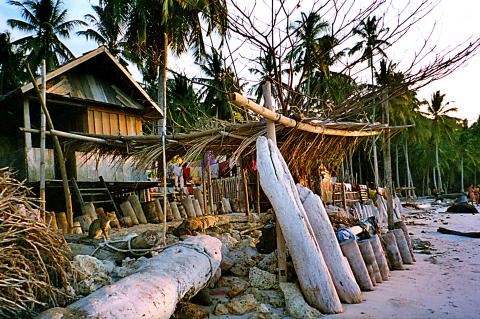 image Casa en la playa construida con restos de madera traídos por las mareas, Sulawesi, Indonesia