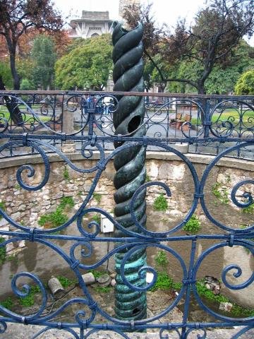 image Columna serpentina en el Hipódromo (479a.C.), Estambul, Turquía