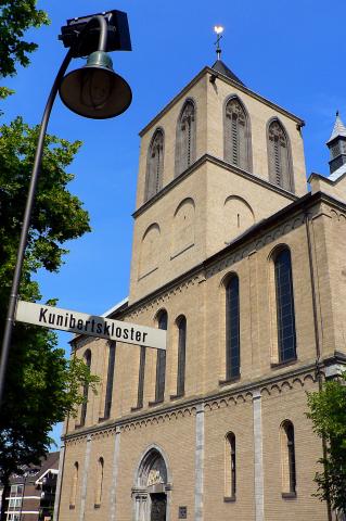 image Fachada de iglesia con señalización y farola, Colonia, Alemania