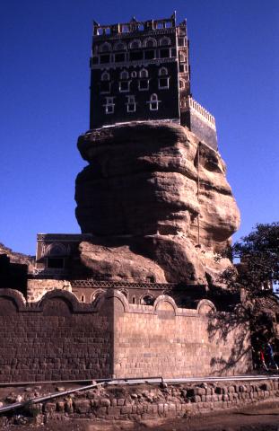 image Palacio sobre la Roca, en el valle de Wadi Dhahr, Yemen