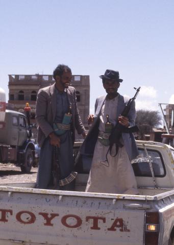 image Dos hombres armados en un mercado de qat, con jambia, Yemen