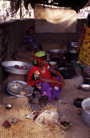 image Mujeres en la cocina de un restaurante del mercado de Suq al Khamis, Yemen