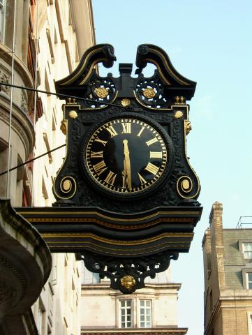 image Reloj en una calle de Londres