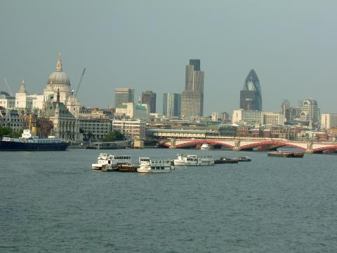 image Vista de rascacielos desde el Támesis, Londres, Reino Unido