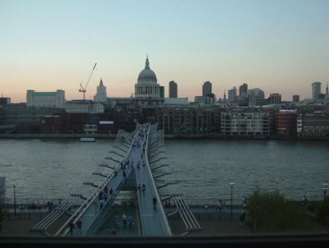 image Millenium Bridge y Saint Paul Cathedral anocheciendo, Londres, Reino Unido