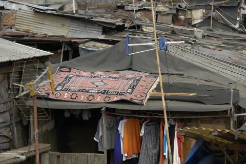 image Chabolas en el barrio de Ciliwung, Yakarta, Indonesia