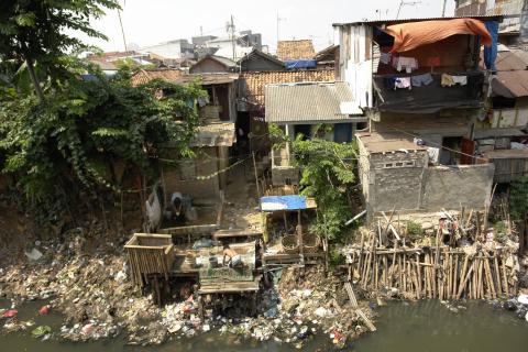 image Chabolas en el barrio de Ciliwung, Yakarta, Indonesia