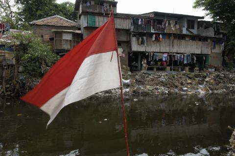 image Chabolas en el barrio de Ciliwung, Yakarta, Indonesia